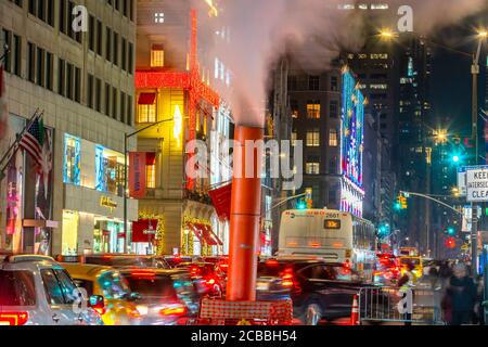 Der Dampf treibt über den Verkehr in Midtown Manhattan 5th Avenue Stockfoto