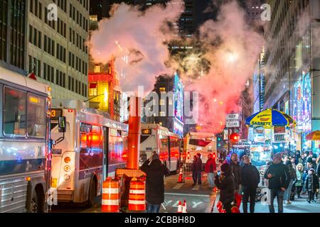 Der Dampf treibt über den Verkehr in Midtown Manhattan 5th Avenue Stockfoto