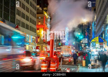 Der Dampf treibt über den Verkehr in Midtown Manhattan 5th Avenue Stockfoto