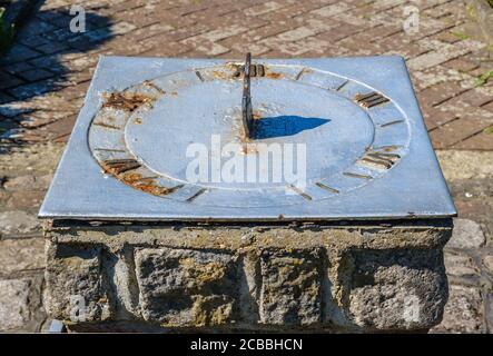 Nahaufnahme der alten Sonnenuhr mit 3:30, Eastcote House Walled Garden, Hillingdon West London. Stockfoto