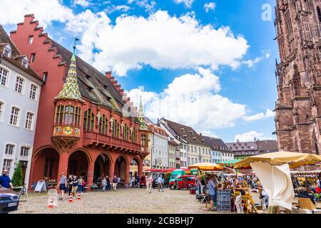 FREIBURG im BRISGAU, 18. JULI 2020: Marktplatz von Freiburg Stockfoto