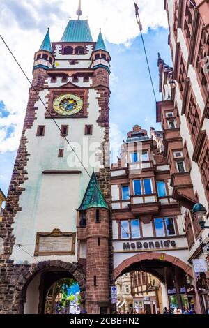 FREIBURG im BRISGAU, 18. JULI 2020: Tor zur Innenstadt Stockfoto