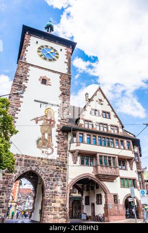 FREIBURG im BRISGAU, 18. JULI 2020: Altes Tor in der Innenstadt Stockfoto