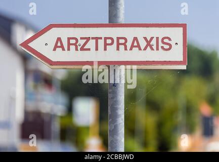 Wustermark, Deutschland. August 2020. Es gibt ein Schild 'Arztpraxis' an der Straße. Quelle: Soeren Stache/dpa-Zentralbild/ZB/dpa/Alamy Live News Stockfoto