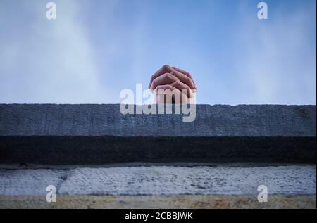 Berlin, Deutschland. Juli 2020. Jemand lehnt sich mit gefalteten Händen an eine gemauerte Brüstung im Viktoriapark in Kreuzberg. Quelle: Annette Riedl/dpa-Zentralbild/ZB/dpa/Alamy Live News Stockfoto