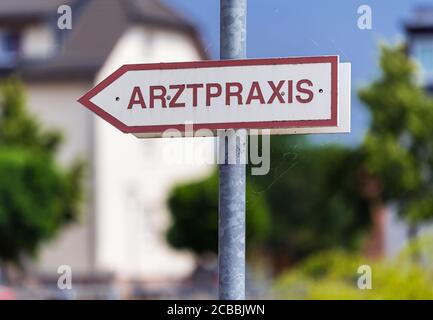 Wustermark, Deutschland. August 2020. Es gibt ein Schild 'Arztpraxis' an der Straße. Quelle: Soeren Stache/dpa-Zentralbild/ZB/dpa/Alamy Live News Stockfoto