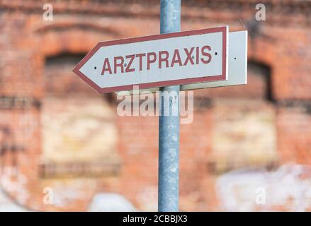 Wustermark, Deutschland. August 2020. Es gibt ein Schild 'Arztpraxis' an der Straße. Quelle: Soeren Stache/dpa-Zentralbild/ZB/dpa/Alamy Live News Stockfoto