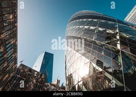 Moderne Architektur 30 St Mary AX Gebäude, auch bekannt als die Gherkin, und ist ein ikonisches Gebäude im City of London Geschäftsviertel Stockfoto