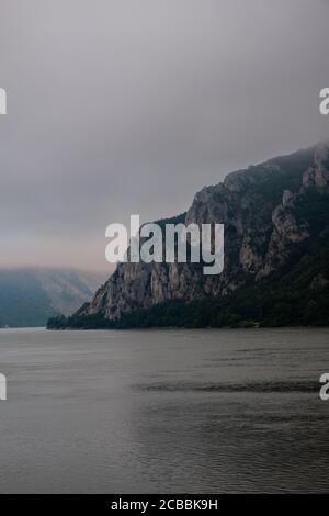 Schlucht der Eisernen Tore im Morgennebel, Djerdap Nationalpark, Serbien Stockfoto