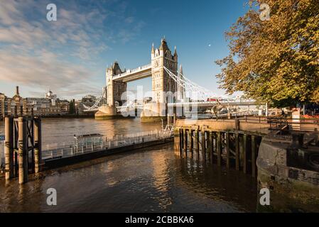 Blick auf die Tower Bridge in London von den St. Catherine Docks Stockfoto