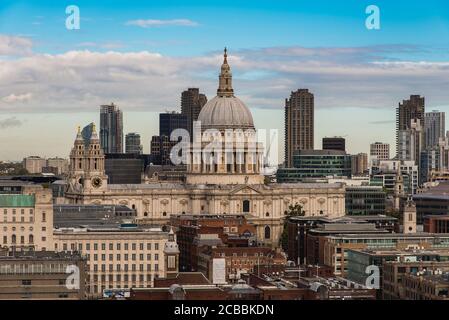 Erhöhter Blick auf die St. Paul's Cathedral in der City of London, Großbritannien Stockfoto