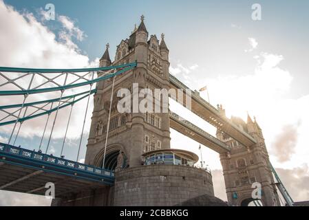 Berühmtes Wahrzeichen der Stadt - Tower Bridge - AS Vom Boot aus gesehen, das unter uns vorbeifährt Stockfoto