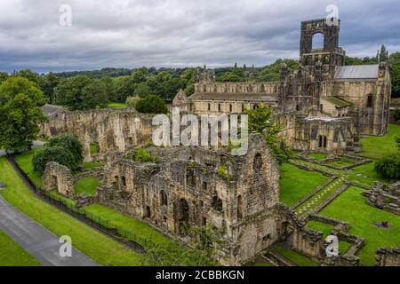 Kirkstall Abbey in Leeds, alte ruinierte Abtei, umgeben von Bäumen und grüner Landschaft in West Yorkshire Stockfoto