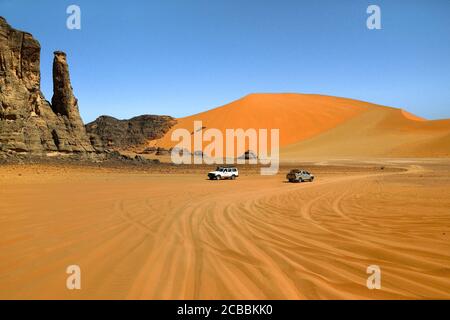 GROSSE SANDDÜNEN UND FELSFORMATIONEN IN TADRART, ALGERIEN. SAFARI, ABENTEUER UND TOURISMUS IN DER WÜSTE SAHARA IN ALGERIEN. Stockfoto