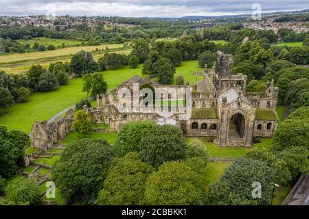 Kirkstall Abbey in Leeds, alte ruinierte Abtei, umgeben von Bäumen und grüner Landschaft in West Yorkshire Stockfoto