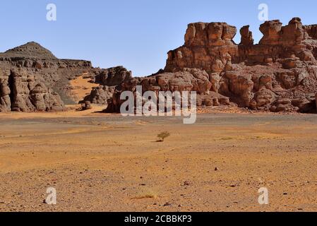 GROSSE SANDDÜNEN UND FELSFORMATIONEN IN TADRART, ALGERIEN. SAFARI, ABENTEUER UND TOURISMUS IN DER WÜSTE SAHARA IN ALGERIEN. Stockfoto