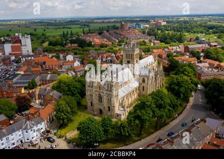 Luftaufnahme von Selby Abbey North Yorkshire, aufgenommen an einem sonnigen Sommertag mit grünen Bäumen und Sonne. Stockfoto