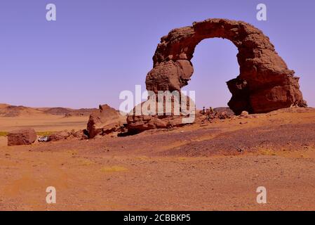 GROSSE SANDDÜNEN UND FELSFORMATIONEN IN TADRART, ALGERIEN. SAFARI, ABENTEUER UND TOURISMUS IN DER WÜSTE SAHARA IN ALGERIEN. Stockfoto