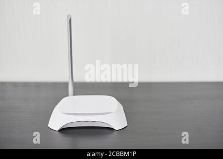 WLAN-Wireless-Router, Speicherplatz kopieren. Drahtloses Gerät für Breitband-Wi-Fi 6-Netzwerk im Büro oder zu Hause. Sicherer Dualband-Wireless-LAN-Kanal mit Verschlüsselung Stockfoto