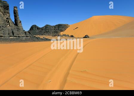 GROSSE SANDDÜNEN UND FELSFORMATIONEN IN TADRART, ALGERIEN. SAFARI, ABENTEUER UND TOURISMUS IN DER WÜSTE SAHARA IN ALGERIEN. Stockfoto