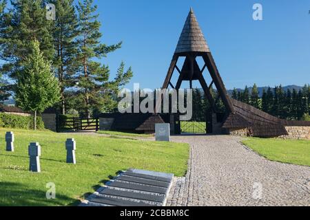 Deutscher Militärfriedhof im Herbst mit Bergen im Hintergrund und vielen Gräbern von Soldaten, die im Zweiten Weltkrieg getötet wurden. Sonniger Tag, Slowakei Stockfoto