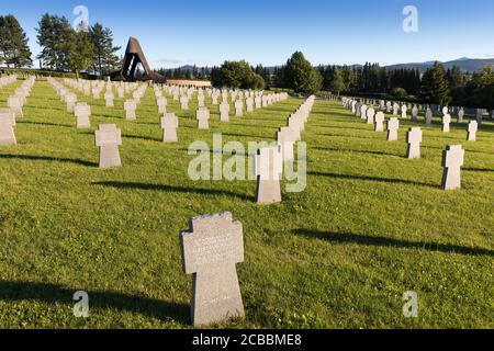 Deutscher Militärfriedhof im Herbst mit Bergen im Hintergrund und vielen Gräbern von Soldaten, die im Zweiten Weltkrieg getötet wurden. Sonniger Tag, Slowakei Stockfoto