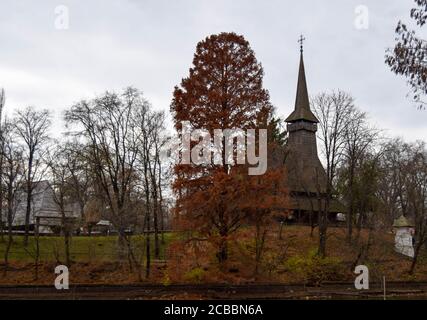 Authentische hölzerne historische Kirche in Bukarest, Dorfmuseum in Bukarest, Rumänien Stockfoto