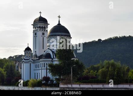 Außenansicht der orthodoxen Kirche der Heiligen Dreifaltigkeit in Sighisoara, Rumänien Stockfoto