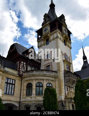 Schloss Peles ist ein Meisterwerk der deutschen Neurenaissance-Architektur. Am Fuße der Bucegi Berge in der malerischen Stadt Sinaia, b Stockfoto