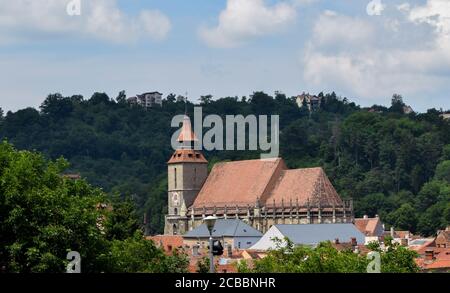 Die Schwarze Kirche, das wichtigste Wahrzeichen in der Altstadt von Brasov, ist das größte gotische Gebäude in Osteuropa, Siebenbürgen, Rumänien Stockfoto