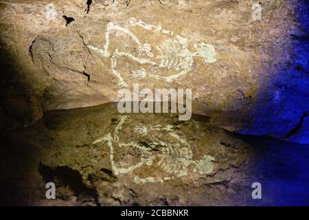 Bemaltes Skelett in Clearwell Caves, Clearwell, Forest of Dean, Gloucesterhire Stockfoto
