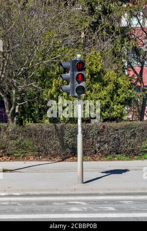 Die Fußgängerampel zeigt weitere 18 Sekunden an die grüne Ampel und die Möglichkeit einer sicheren Fußgängerüberfahrt. Stockfoto