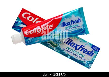 Box Colgate MaxFresh Detox Foam, Colgate MaxFresh Detox Foam, mit Tube Zahnpasta entfernt isoliert auf weißem Hintergrund - Brauseminze Stockfoto