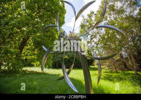 Skulpturen-Display Metall geschnitten, Doddington Hall Lincolnshire, Ausschnitt von Hand gemacht, natürlich aussehende Gartenfiguren, Statuen, öffentlichen Raum, Skulpturen, Kunst. Stockfoto