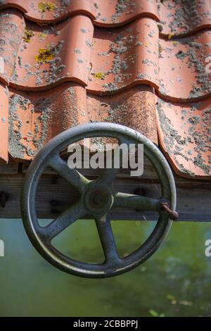 Altes hölzernes Bootshaus, Ziegeldach, Fischteich auf dem Gelände, Doddington Hall Estate, Lincolnshire, England. Schuppen, Lager, Deckel, Dachschutz. Stockfoto