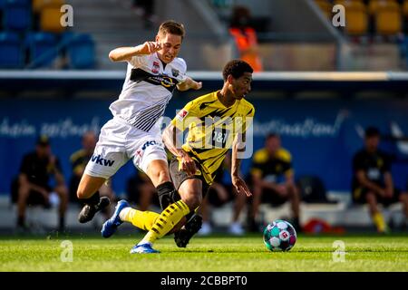 12. August 2020, Österreich, Altach: Fußball: Testspiele, SC Altach - Borussia Dortmund in der Cashpoint Arena. Altachs Aljaz Casar (l.) und Jude Bellingham aus Dortmund kämpfen um den Ball. Foto: David Inderlied/dpa Stockfoto