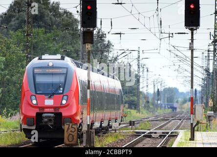 Wustermark, Deutschland. August 2020. Der Regional-Express RE 20 passiert den Bahnhof des Dorfes Priort auf seiner Fahrt von Potsdam in Richtung Oranienburg. Der Zug fährt die Strecke in etwa einer Stunde, wenn er an acht Stationen hält. Quelle: Soeren Stache/dpa-Zentralbild/ZB/dpa/Alamy Live News Stockfoto