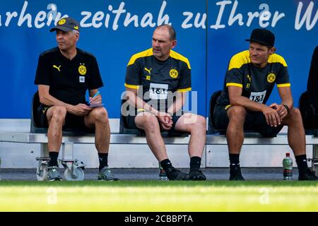 12. August 2020, Österreich, Altach: Fußball: Testspiele, SC Altach - Borussia Dortmund am 12.08.2020 in der Cashpoint Arena. (L-r): Trainer Lucien Favre aus Dortmund, Co-Trainer Manfred Stefes und Co-Trainer Edin Terzic schauen sich das Spiel an. Foto: David Inderlied/dpa Stockfoto