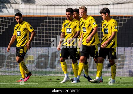 12. August 2020, Österreich, Altach: Fußball: Testspiele, SC Altach - Borussia Dortmund in der Cashpoint Arena. (L-r): Immanuel Pherai, Jadon Sancho, Jude Bellingham, Torschütze Erling Braut Haaland und Giovanni Reyna aus Dortmund freuen sich über das 0:2-Tor. Foto: David Inderlied/dpa Stockfoto