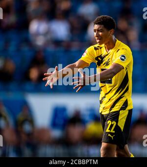 12. August 2020, Österreich, Altach: Fußball: Testspiele, SC Altach - Borussia Dortmund in der Cashpoint Arena. Jude Bellingham beschwert sich getisch nach einer Entscheidung des Schiedsrichters. Foto: David Inderlied/dpa Stockfoto