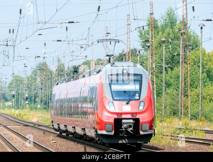 Wustermark, Deutschland. August 2020. Der Regional-Express RE 20 passiert den Bahnhof des Dorfes Priort auf seiner Fahrt von Potsdam in Richtung Oranienburg. Der Zug fährt die Strecke in etwa einer Stunde, wenn er an acht Stationen hält. Quelle: Soeren Stache/dpa-Zentralbild/ZB/dpa/Alamy Live News Stockfoto