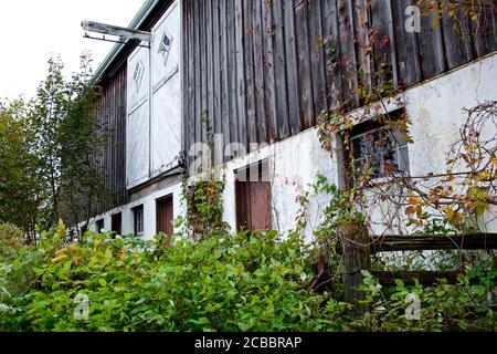 Blick auf einen Bauernhof Scheune Haus in der Landschaft Stockfoto