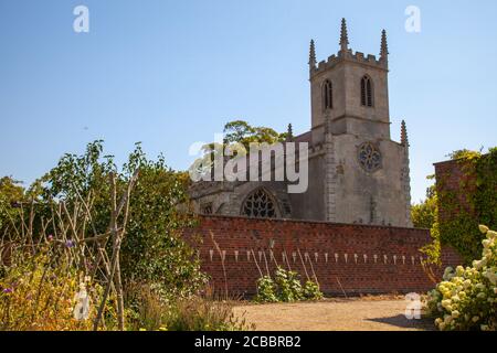 Doddington Hall Lincolnshire, Anbau von süßen Erbsen, Duft, viktorianischen Garten, Spalier, Wigwam geformt, Stangen zusammengebunden, Bindung mit String klettern. Stockfoto