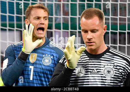 FOTOMONTAGE: Manuel NEUER und Marc Andre TER STEGEN treffen sich im Champions League Cracker FC Barcelona-FC Bayern München. Archivfoto: To goalwart Zoff Zwischen Manuel NEUER und Marc Andre TER STEGEN Archivfoto; Fußball-Laenderspiel, Freundschaftsspiel, Österreich (AUT) -Deutschland (GER) 2-1, am 02.06.2018 Wörthersee Stadion in Klagenfurt/Österreich Ã‚Â Verwendung weltweit Stockfoto