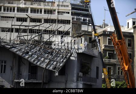 Beirut, Libanon. August 2020. Nach den Explosionen in Beirut, Libanon, am Mittwoch, den 12. August 2020, setzen Arbeiter Krane auf beschädigte Gebäude ein. Foto von Mustafa Jamaleddine/UPI Credit: UPI/Alamy Live News Stockfoto