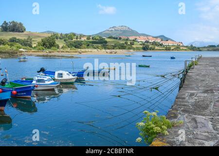 Fischerboote in Argoños verankert Stockfoto