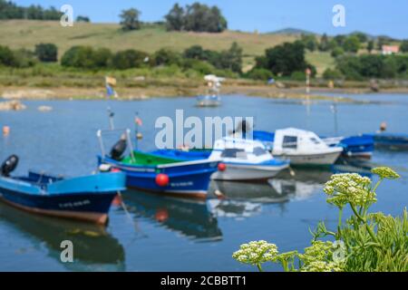 Fischerboote in Argoños verankert Stockfoto