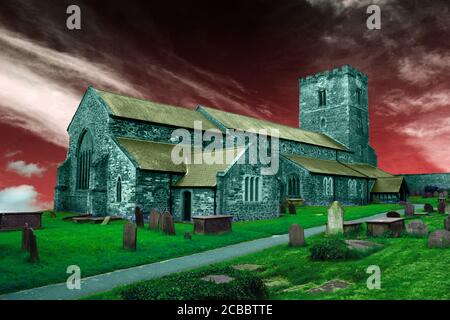 Die Church of St Mary's & All Saints befindet sich in Conwy, Nordwales. In diesem Fantasiebild wurden der Himmel und die Farben verändert. Stockfoto