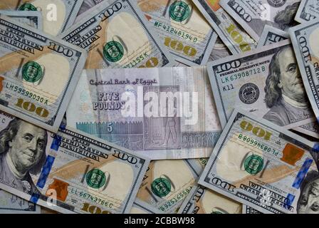Ägyptische nationale Banknote auf der Oberseite der US-Landeswährung, Draufsicht der gemischten amerikanischen Dollar-Banknoten. Ägypten und USA Papiergeld. 5 Pfund und US Dolla Stockfoto