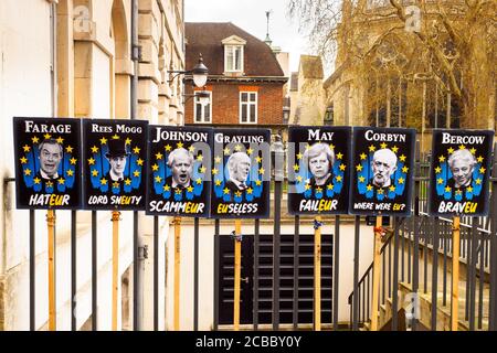 3. April 2019 - politische Dissens-Zeichen in der Nähe von Westminster während der Abstimmung für den brexit-Deal - London, England Stockfoto